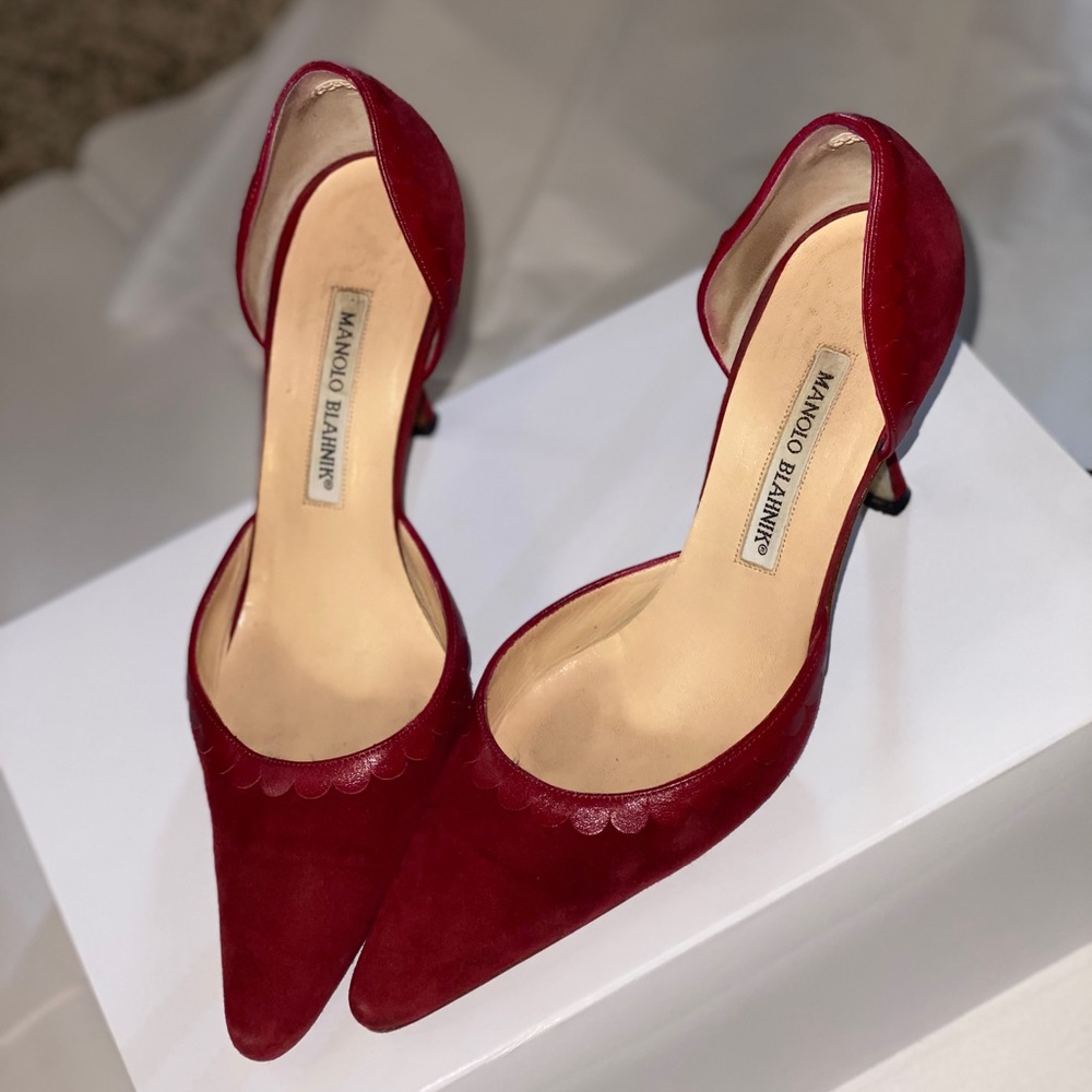 MANOLO BLAHNIK Scalloped Ruby Suede D'Orsay Heels